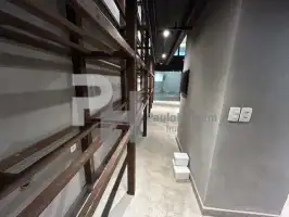 Ótima localização - Leblon Vendo, linda loja na Rua Conde de Bernadote, junto a Academia da Cachaça, reformada, 2 pisos, Banh, Copa - 2.000.000 - LOJ1001