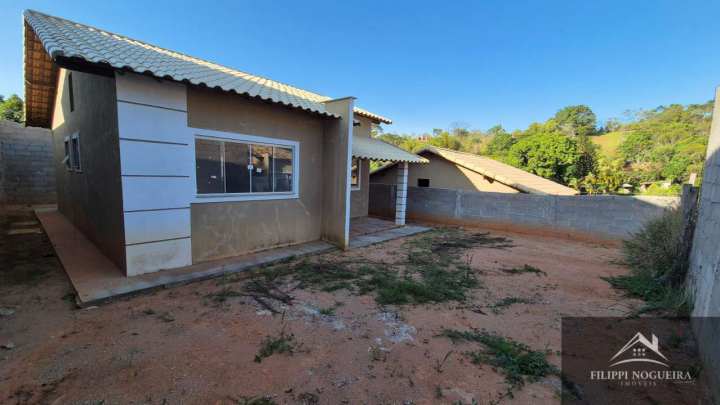 Conheça Vende-se Casa Moderna com 2 Quartos, Suíte e Quintal Independente a 1,5 km do Centro - FNCA20001 - 1 1