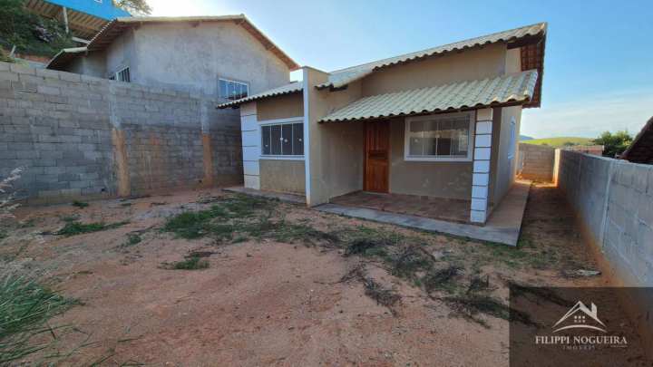 Conheça Vende-se Casa Moderna com 2 Quartos, Suíte e Quintal Independente a 1,5 km do Centro - FNCA20001 - 2 2