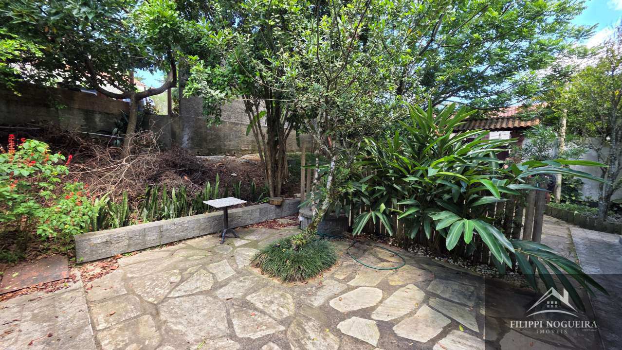 Conheça Vende-se casa moderna e aconchegante com 6 quartos e 3 banheiros a 650 metros do Lago de Javary - FNCA60001 - 35 35