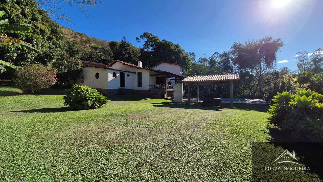 Conheça Propriedade maravilhosa com piscina, 5 quartos, sendo uma suíte, apartamento independente e um área total com 2.600m² em Miguel Pereira. - casa980javary - 24 24
