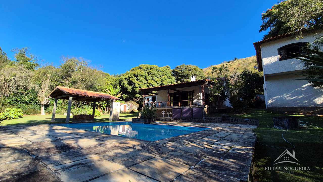 Conheça Propriedade maravilhosa com piscina, 5 quartos, sendo uma suíte, apartamento independente e um área total com 2.600m² em Miguel Pereira. - casa980javary - 29 29