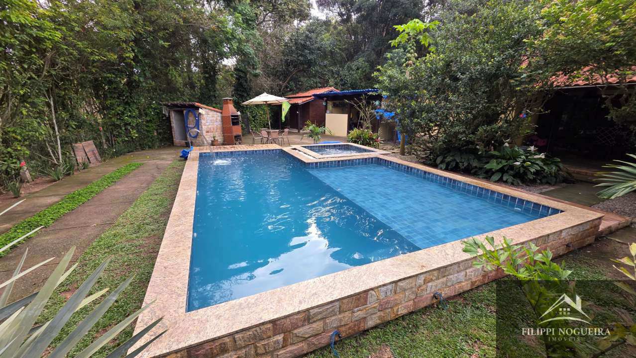 Conheça Encantadora casa de madeira com 3 quartos, sendo uma suíte, área gourmet completa com piscina no Centro de Miguel Pereira. - FNCAMRCENTRO - 31 31