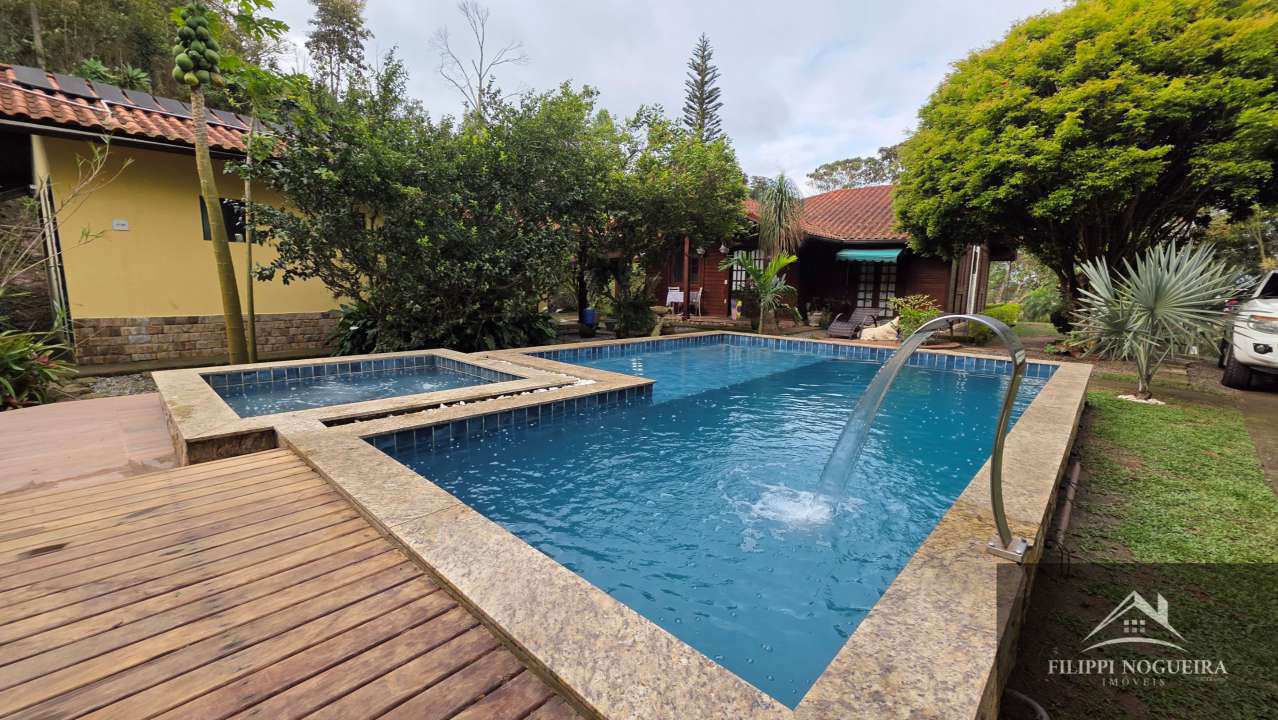 Conheça Encantadora casa de madeira com 3 quartos, sendo uma suíte, área gourmet completa com piscina no Centro de Miguel Pereira. - FNCAMRCENTRO - 18 18