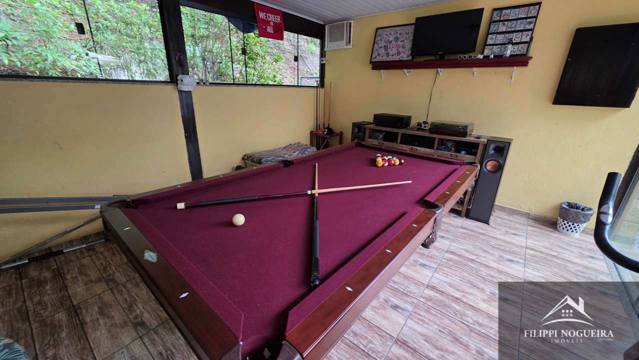 Conheça Encantadora casa de madeira com 3 quartos, sendo uma suíte, área gourmet completa com piscina no Centro de Miguel Pereira. - FNCAMRCENTRO - 27 27