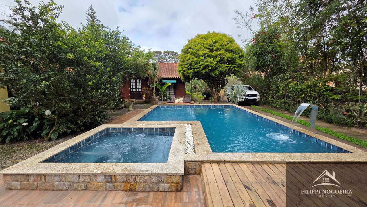 Conheça Encantadora casa de madeira com 3 quartos, sendo uma suíte, área gourmet completa com piscina no Centro de Miguel Pereira. - FNCAMRCENTRO - 1 1
