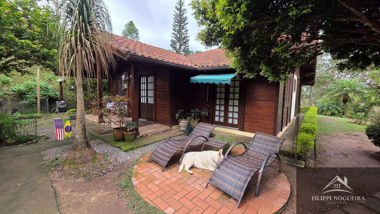 Conheça Encantadora casa de madeira com 3 quartos, sendo uma suíte, área gourmet completa com piscina no Centro de Miguel Pereira. - FNCAMRCENTRO - 4 4