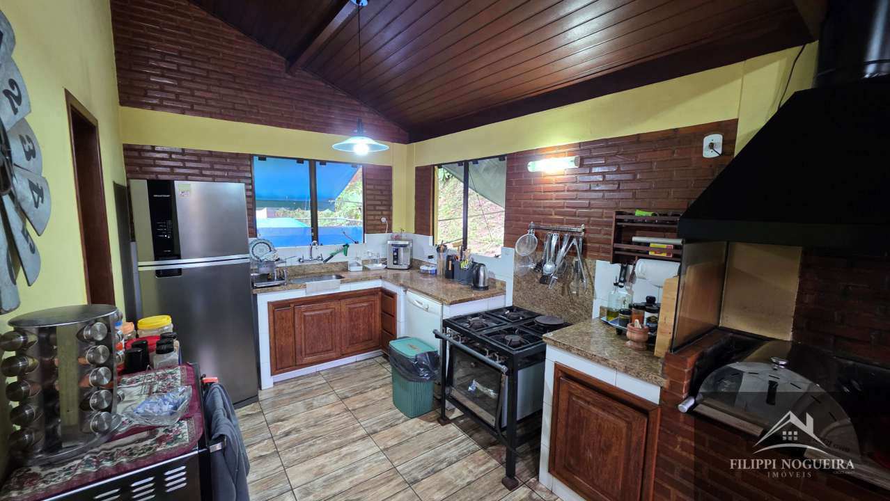 Conheça Encantadora casa de madeira com 3 quartos, sendo uma suíte, área gourmet completa com piscina no Centro de Miguel Pereira. - FNCAMRCENTRO - 23 23