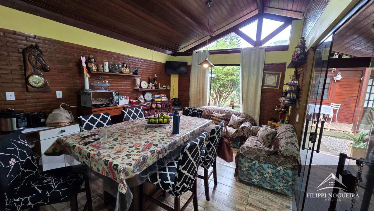 Conheça Encantadora casa de madeira com 3 quartos, sendo uma suíte, área gourmet completa com piscina no Centro de Miguel Pereira. - FNCAMRCENTRO - 22 22