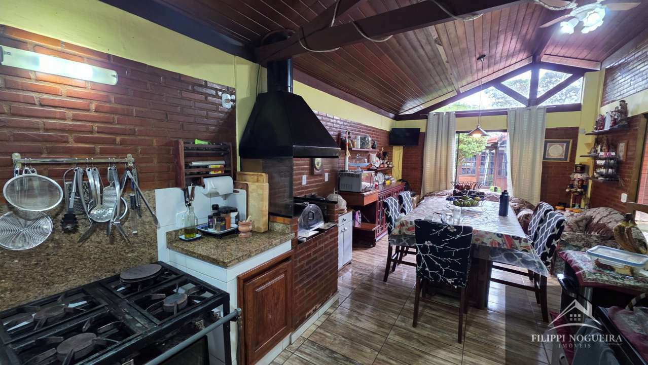 Conheça Encantadora casa de madeira com 3 quartos, sendo uma suíte, área gourmet completa com piscina no Centro de Miguel Pereira. - FNCAMRCENTRO - 25 25