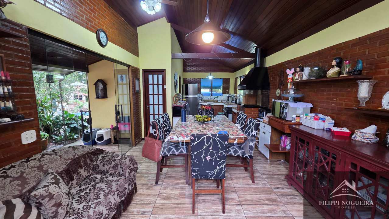 Conheça Encantadora casa de madeira com 3 quartos, sendo uma suíte, área gourmet completa com piscina no Centro de Miguel Pereira. - FNCAMRCENTRO - 24 24