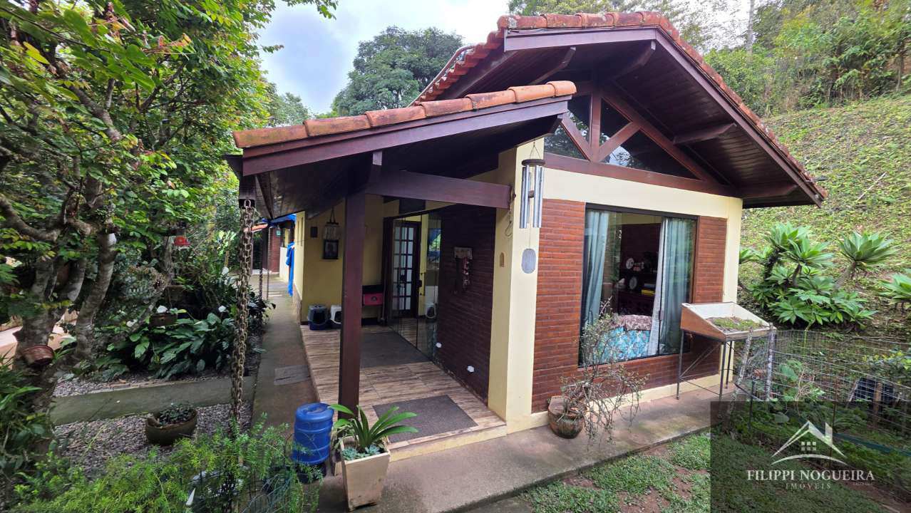 Conheça Encantadora casa de madeira com 3 quartos, sendo uma suíte, área gourmet completa com piscina no Centro de Miguel Pereira. - FNCAMRCENTRO - 19 19