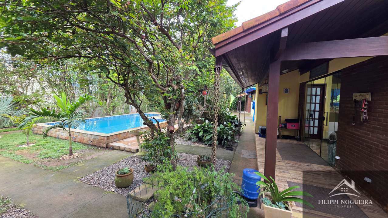 Conheça Encantadora casa de madeira com 3 quartos, sendo uma suíte, área gourmet completa com piscina no Centro de Miguel Pereira. - FNCAMRCENTRO - 20 20