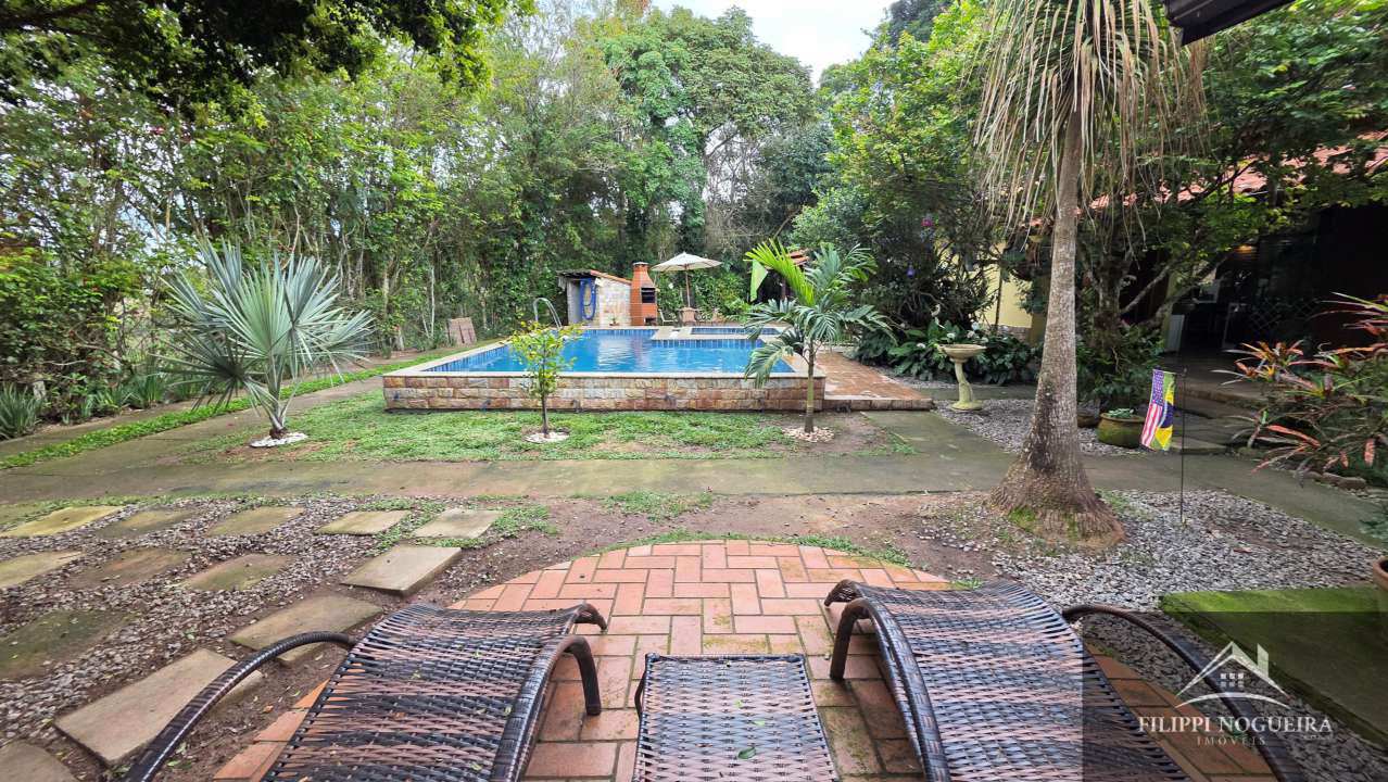 Conheça Encantadora casa de madeira com 3 quartos, sendo uma suíte, área gourmet completa com piscina no Centro de Miguel Pereira. - FNCAMRCENTRO - 29 29
