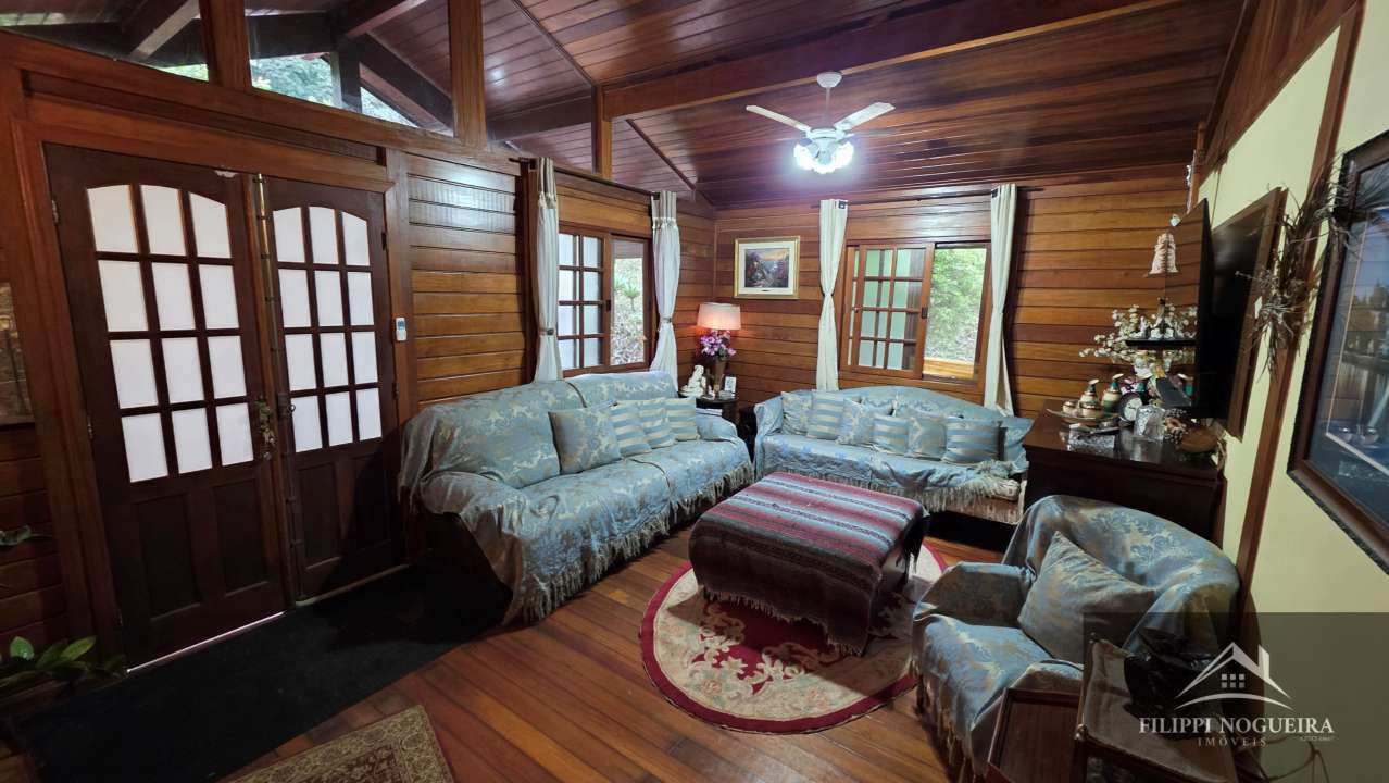Conheça Encantadora casa de madeira com 3 quartos, sendo uma suíte, área gourmet completa com piscina no Centro de Miguel Pereira. - FNCAMRCENTRO - 7 7