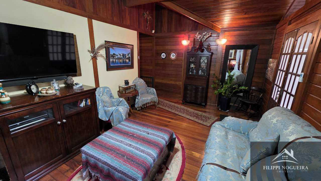 Conheça Encantadora casa de madeira com 3 quartos, sendo uma suíte, área gourmet completa com piscina no Centro de Miguel Pereira. - FNCAMRCENTRO - 8 8
