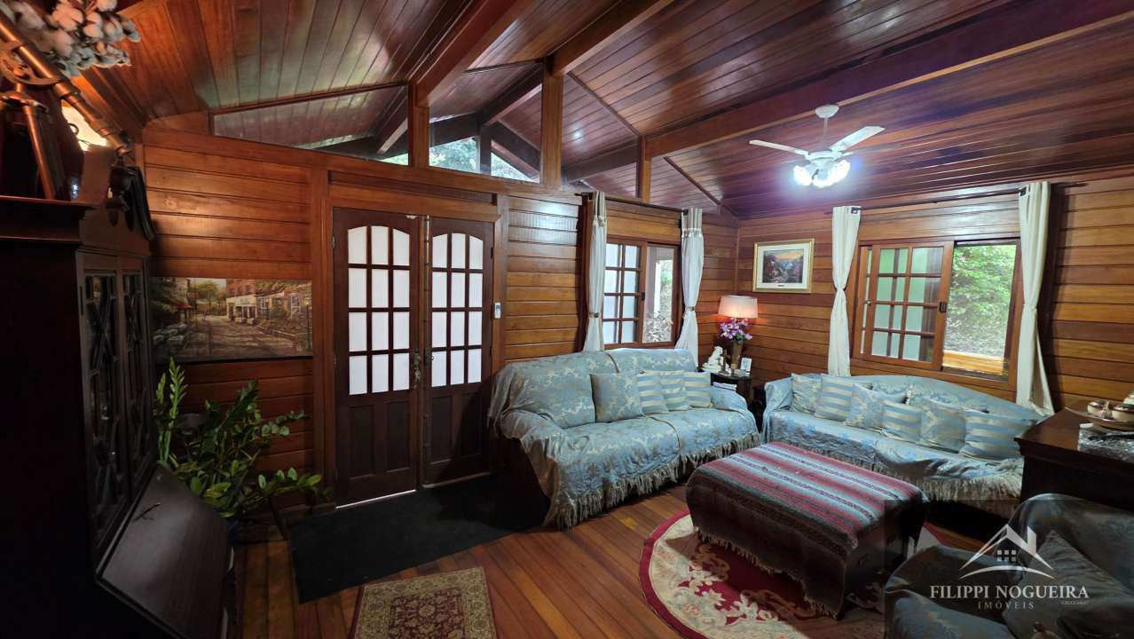 Conheça Encantadora casa de madeira com 3 quartos, sendo uma suíte, área gourmet completa com piscina no Centro de Miguel Pereira. - FNCAMRCENTRO - 9 9