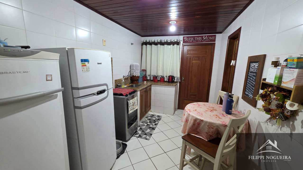 Conheça Encantadora casa de madeira com 3 quartos, sendo uma suíte, área gourmet completa com piscina no Centro de Miguel Pereira. - FNCAMRCENTRO - 10 10