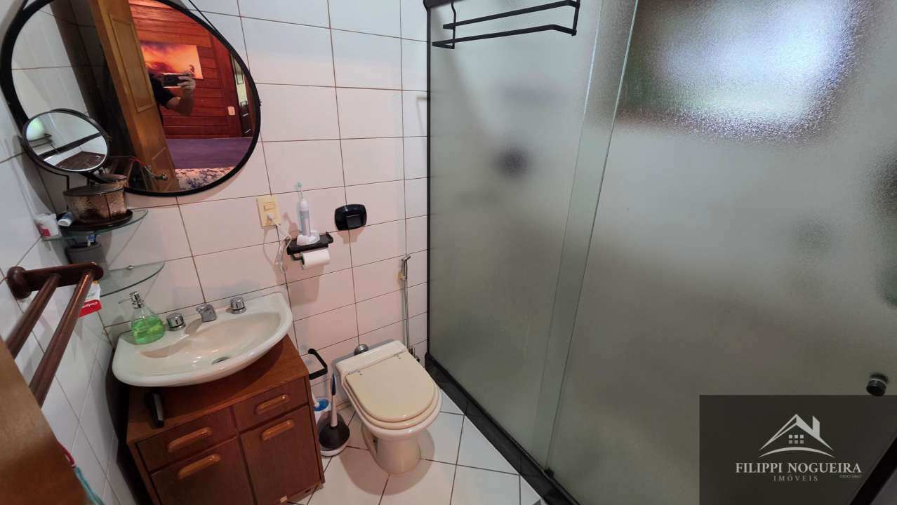 Conheça Encantadora casa de madeira com 3 quartos, sendo uma suíte, área gourmet completa com piscina no Centro de Miguel Pereira. - FNCAMRCENTRO - 14 14