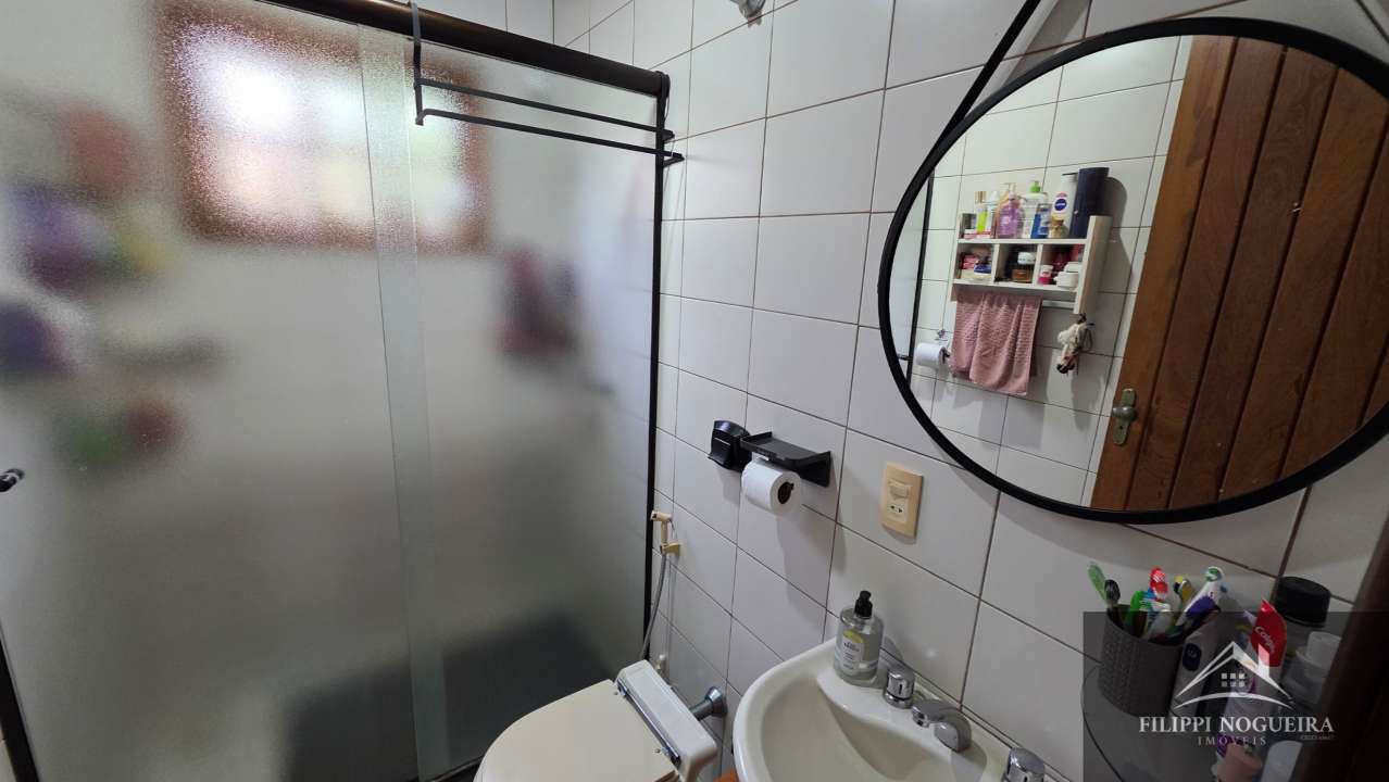 Conheça Encantadora casa de madeira com 3 quartos, sendo uma suíte, área gourmet completa com piscina no Centro de Miguel Pereira. - FNCAMRCENTRO - 17 17