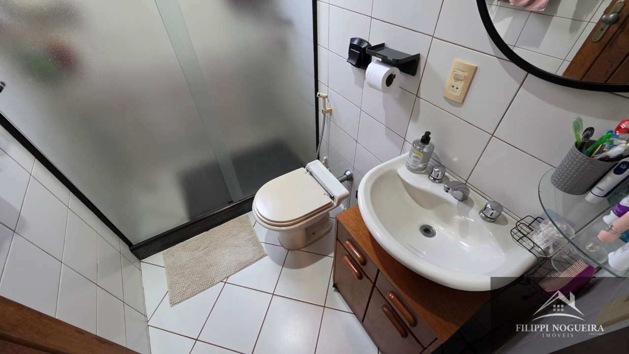 Conheça Encantadora casa de madeira com 3 quartos, sendo uma suíte, área gourmet completa com piscina no Centro de Miguel Pereira. - FNCAMRCENTRO - 16 16