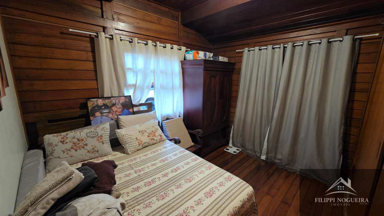 Conheça Encantadora casa de madeira com 3 quartos, sendo uma suíte, área gourmet completa com piscina no Centro de Miguel Pereira. - FNCAMRCENTRO - 11 11
