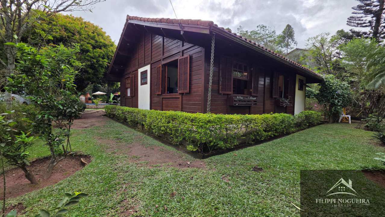Conheça Encantadora casa de madeira com 3 quartos, sendo uma suíte, área gourmet completa com piscina no Centro de Miguel Pereira. - FNCAMRCENTRO - 2 2