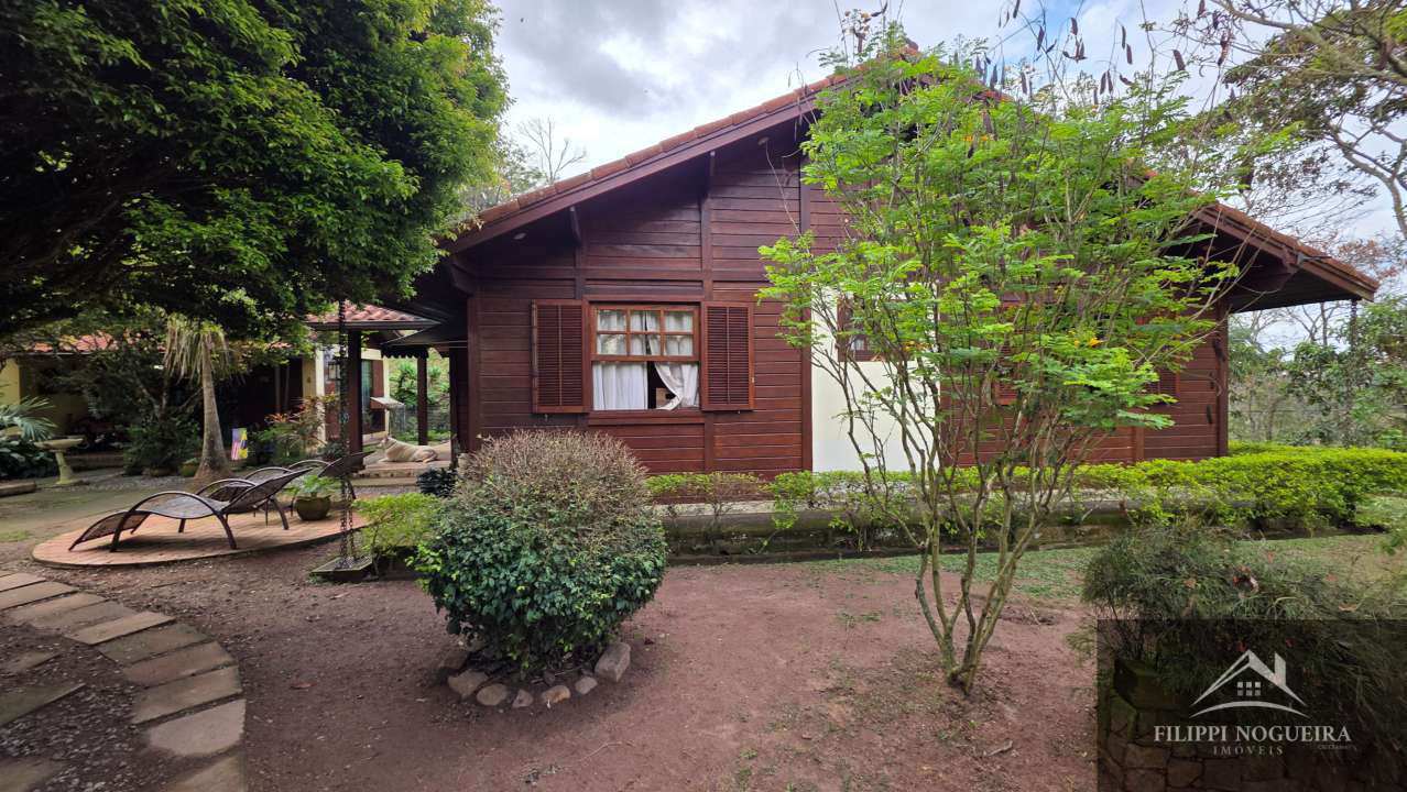 Conheça Encantadora casa de madeira com 3 quartos, sendo uma suíte, área gourmet completa com piscina no Centro de Miguel Pereira. - FNCAMRCENTRO - 3 3