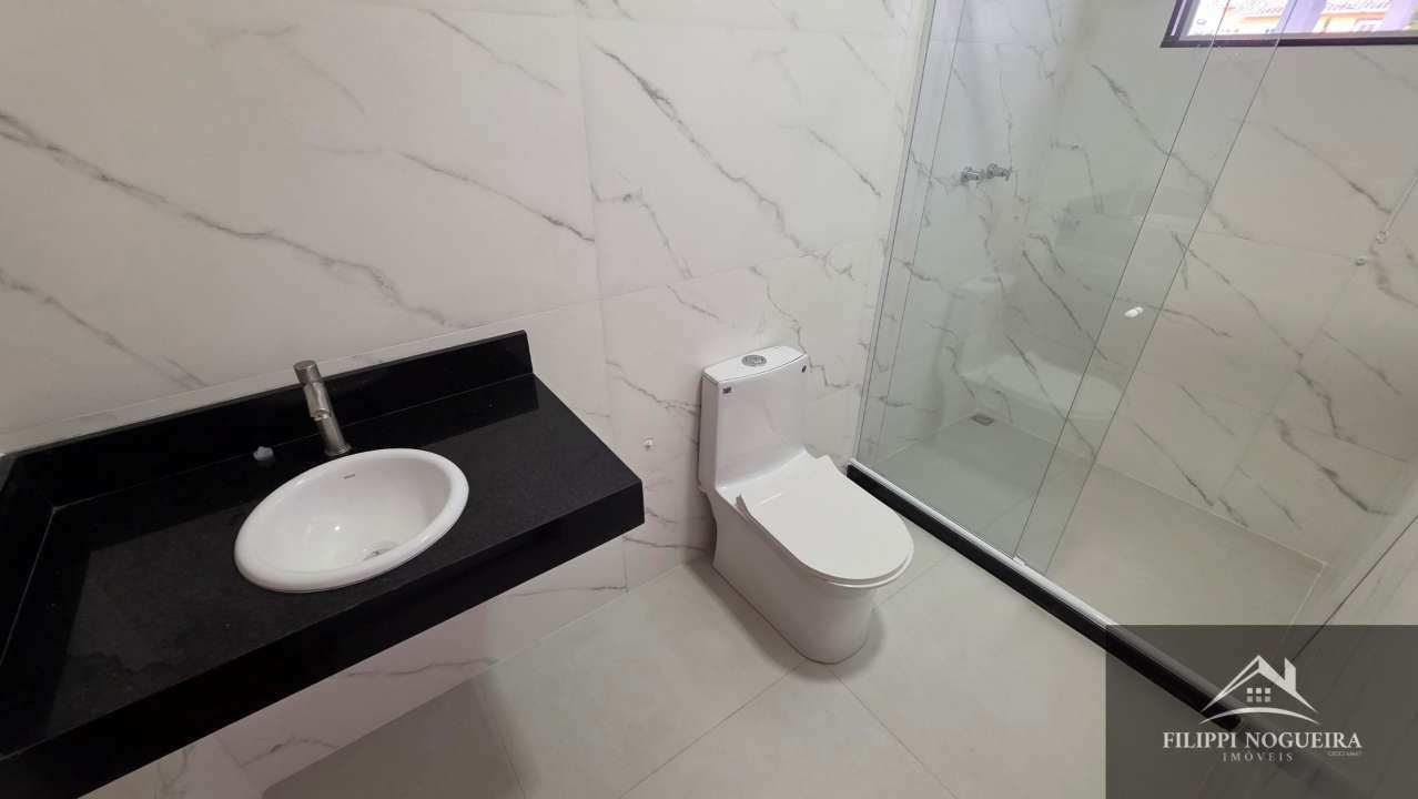 Conheça Excelente casa linear de primeira locação, com 3 quartos, sendo uma suíte, área gourmet em um bairro nobre de Miguel Pereira - FNCA30010N - 19 19