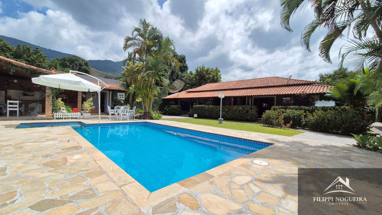 Conheça Oportunidade de locação em Conrado! Casa térrea de esquina, com 3 quartos, sendo uma suíte, piscina e área gourmet! - FNCA30011 - 1 1
