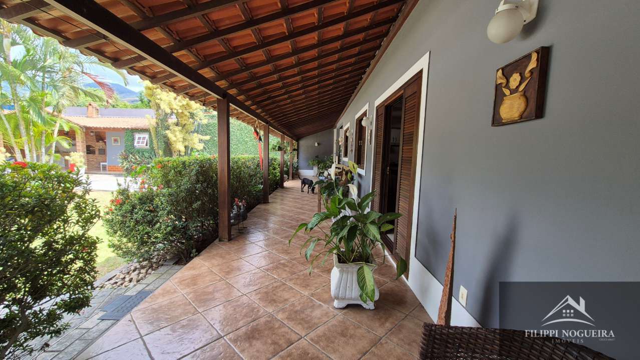 Conheça Oportunidade de locação em Conrado! Casa térrea de esquina, com 3 quartos, sendo uma suíte, piscina e área gourmet! - FNCA30011 - 3 3