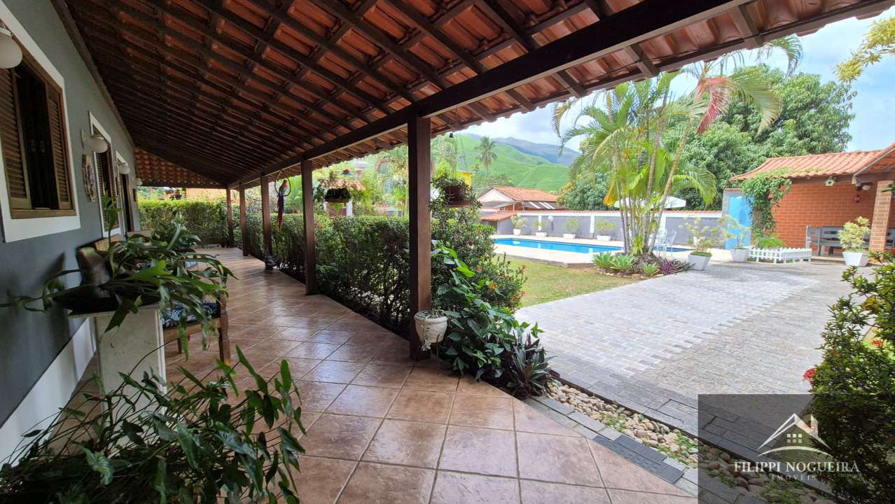 Conheça Oportunidade de locação em Conrado! Casa térrea de esquina, com 3 quartos, sendo uma suíte, piscina e área gourmet! - FNCA30011 - 4 4