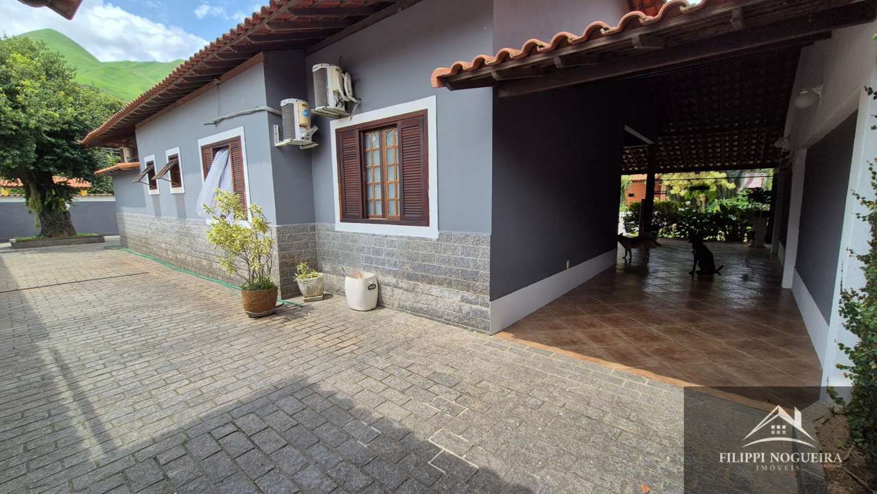 Conheça Oportunidade de locação em Conrado! Casa térrea de esquina, com 3 quartos, sendo uma suíte, piscina e área gourmet! - FNCA30011 - 5 5