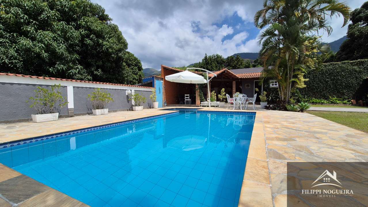 Conheça Oportunidade de locação em Conrado! Casa térrea de esquina, com 3 quartos, sendo uma suíte, piscina e área gourmet! - FNCA30011 - 6 6