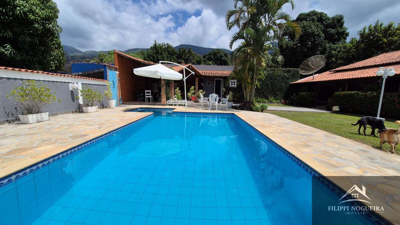 Conheça Oportunidade de locação em Conrado! Casa térrea de esquina, com 3 quartos, sendo uma suíte, piscina e área gourmet! - FNCA30011 - 7 7