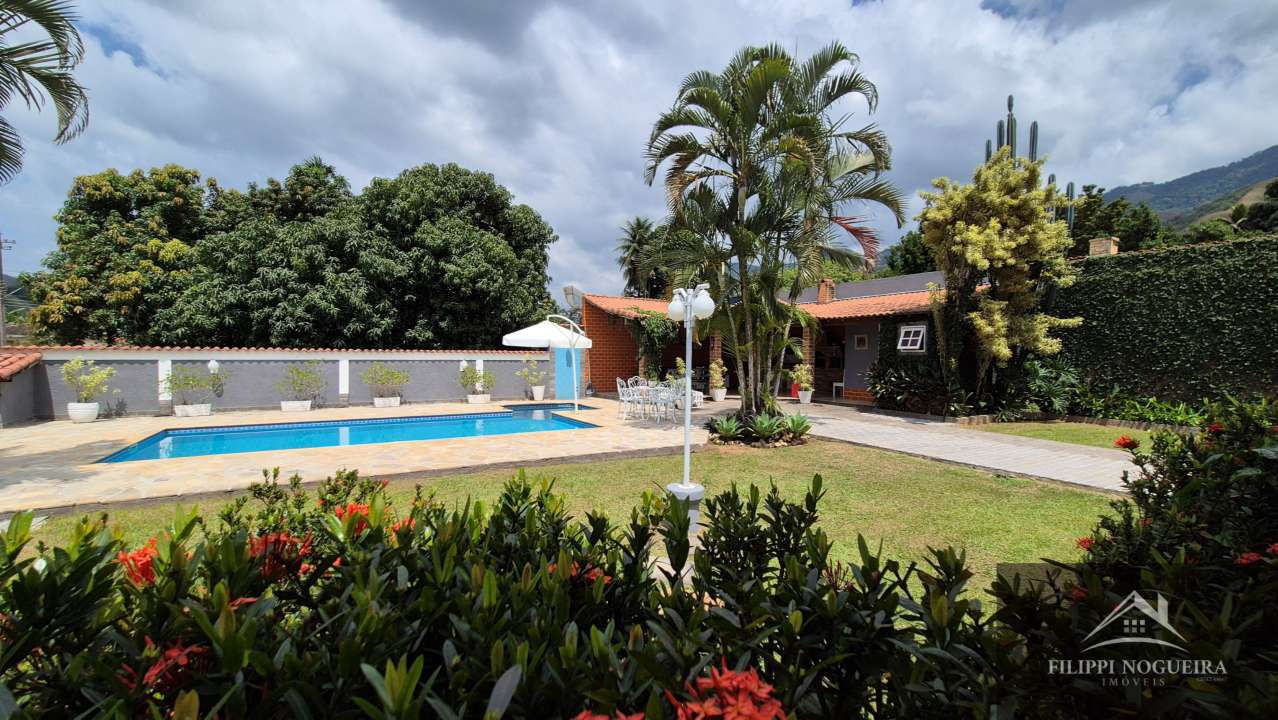 Conheça Oportunidade de locação em Conrado! Casa térrea de esquina, com 3 quartos, sendo uma suíte, piscina e área gourmet! - FNCA30011 - 9 9