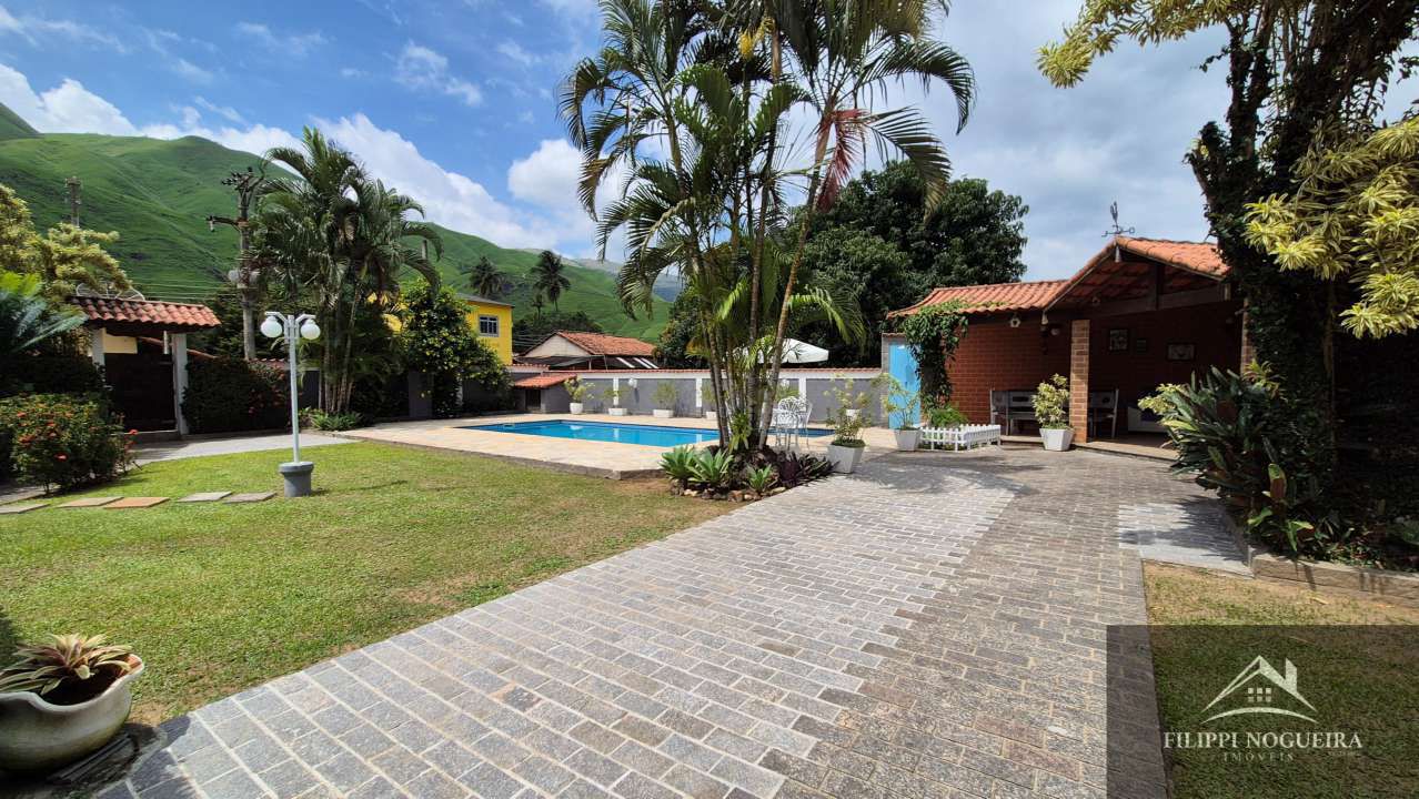 Conheça Oportunidade de locação em Conrado! Casa térrea de esquina, com 3 quartos, sendo uma suíte, piscina e área gourmet! - FNCA30011 - 10 10
