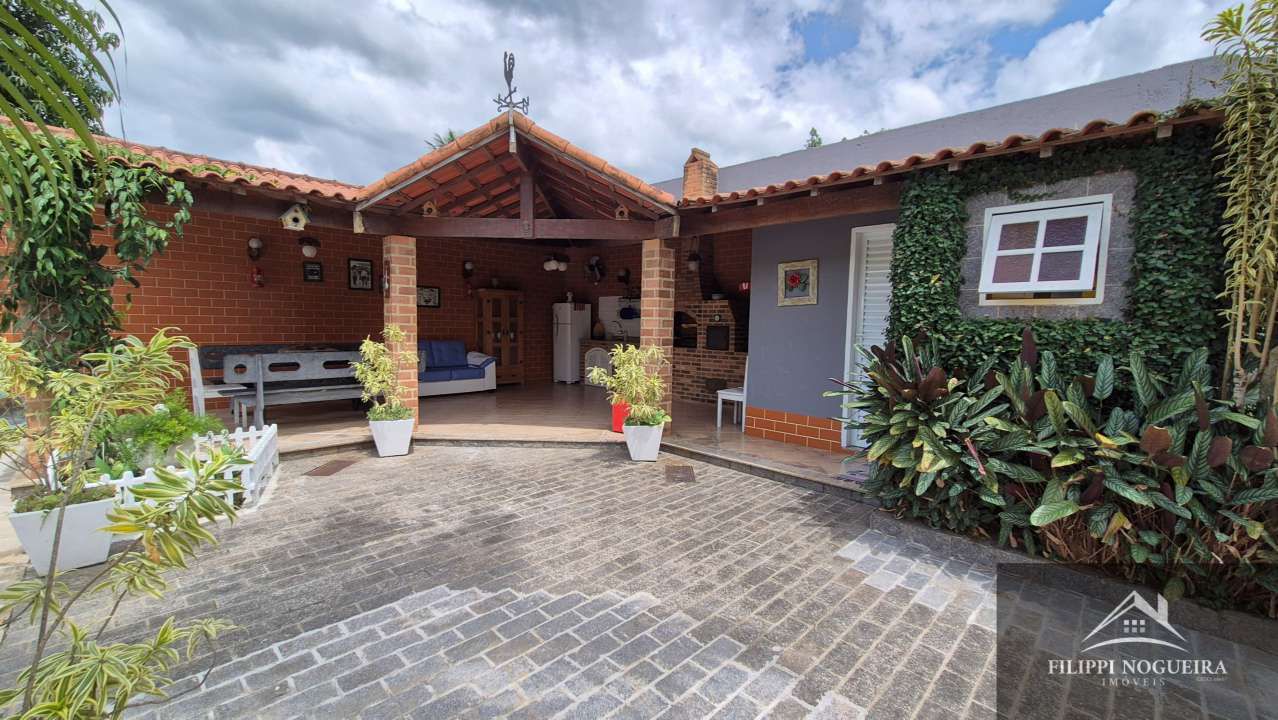 Conheça Oportunidade de locação em Conrado! Casa térrea de esquina, com 3 quartos, sendo uma suíte, piscina e área gourmet! - FNCA30011 - 11 11