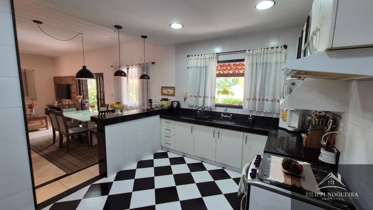Conheça Oportunidade de locação em Conrado! Casa térrea de esquina, com 3 quartos, sendo uma suíte, piscina e área gourmet! - FNCA30011 - 19 19