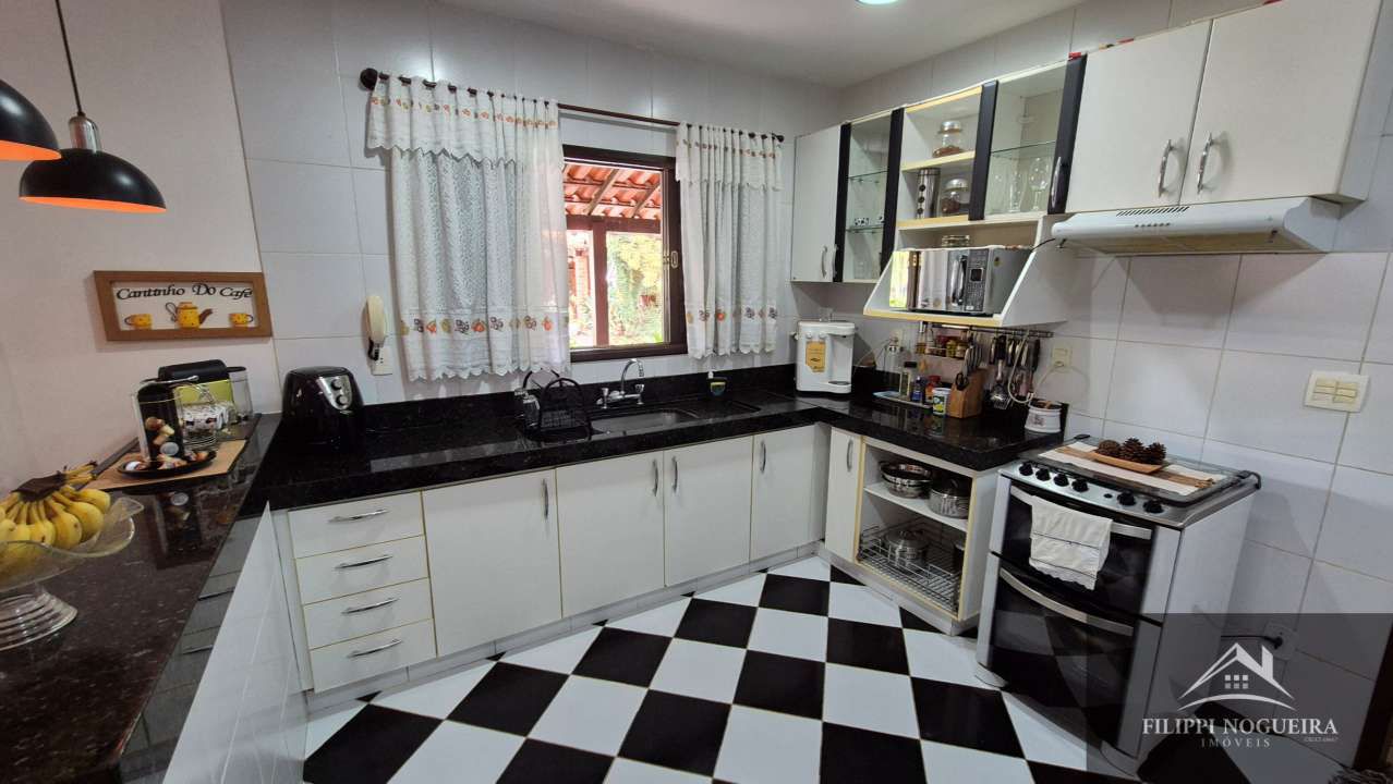 Conheça Oportunidade de locação em Conrado! Casa térrea de esquina, com 3 quartos, sendo uma suíte, piscina e área gourmet! - FNCA30011 - 20 20