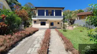Excelente propriedade no Centro de Miguel Pereira com duas casas e anexo. - cscen890