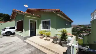 Casa impecável com 5 quartos, piscina, vista e 3 pavimentos - bairro nobre em Miguel Pereira. - csal990