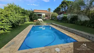 Vende-se excelente casa com 4 quartos sendo duas suítes, piscina e terreno com 721m². - cspaty710
