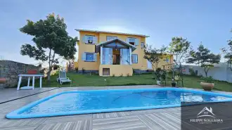 Excelente imóvel com 3 quartos sendo duas suítes, piscina e uma vista deslumbrante. Local nobre. - csama