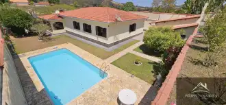 Excelente residência com 5 quartos sendo duas suítes, piscina e uma localização maravilhosa. - csalto