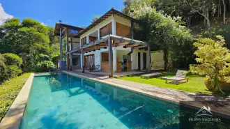 Residência de alto padrão no Vale das Videiras, 4 suítes, arquitetura atemporal e 7.500m² de terreno com vista panorâmica. - csvalev