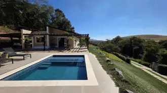 Casa térrea de alto padrão em condomínio com lago, espaço gourmet, piscina salinizada, lareira e 5.376m² de terreno plano - cristicoq