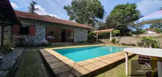 Ótima localização - Vende-se imóvel com saída para três ruas, piscina e terreno com 1022m². - cspaty580
