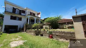 Vende-se casa ampla com 3 quartos, sendo uma suíte, excelente localização! - csfr500