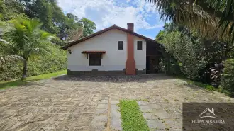 Vende-se casa com 4 quartos sendo duas suítes, piscina e 2.400m² de terreno. - stma550